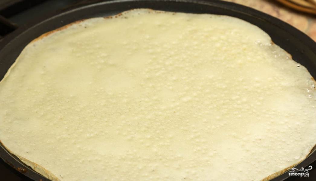 2. Теперь жарим блины, как обычно, с двух сторон на раскаленной сковороде с небольшим количеством растительного масла. 