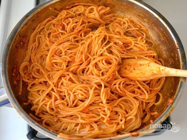 4.	Отварные макароны выложите в сковороду к томатной пасте, добавьте немного воды, мед и хорошенько перемешайте.