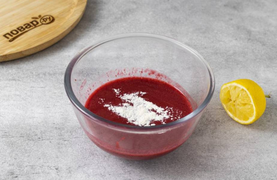 Добавьте в малиновое пюре лимонный сок и ксантановую камедь. Пробейте пюре блендером до однородности.