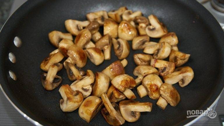 3.	Верните сковороду на огонь и выложите сливочное масло, нарежьте небольшие грибы на 4 части и выложите в сковороду, обжаривайте до испарения жидкости.