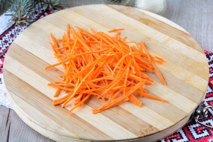 Натрите на терке морковку.