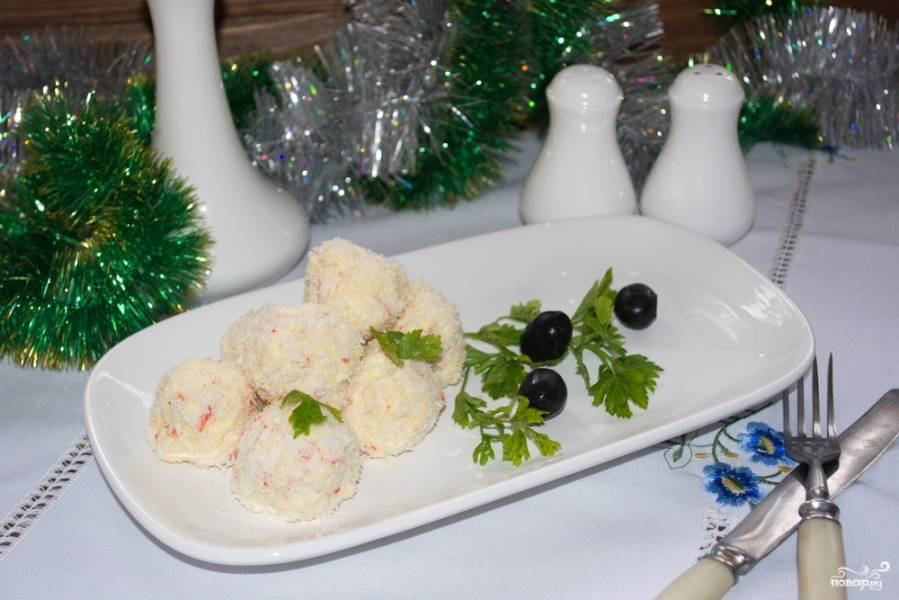 Новогодний салат Снежки из крабовых палочек