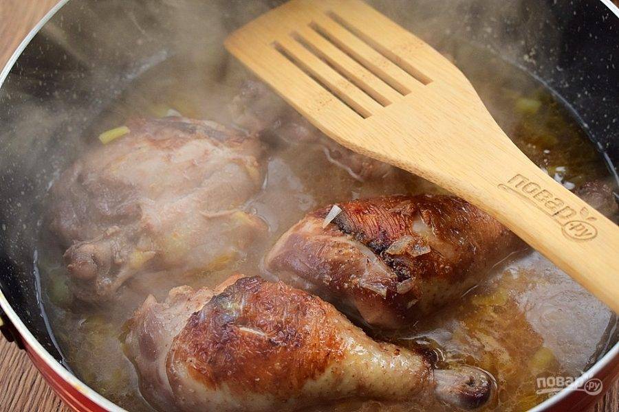 Влейте горячий бульон, выложите куриное мясо, доведите до кипения. Прикройте крышкой и тушите на медленном огне в течение 30 минут.
