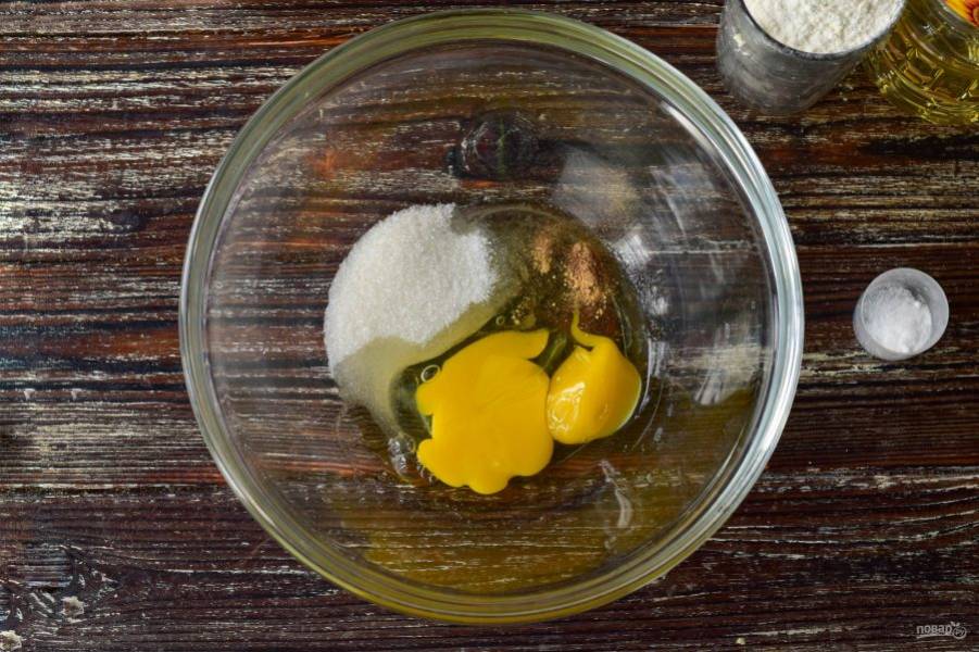 В миску вбейте яйцо, выложите мед, добавьте сахар и специи. Перемешайте.