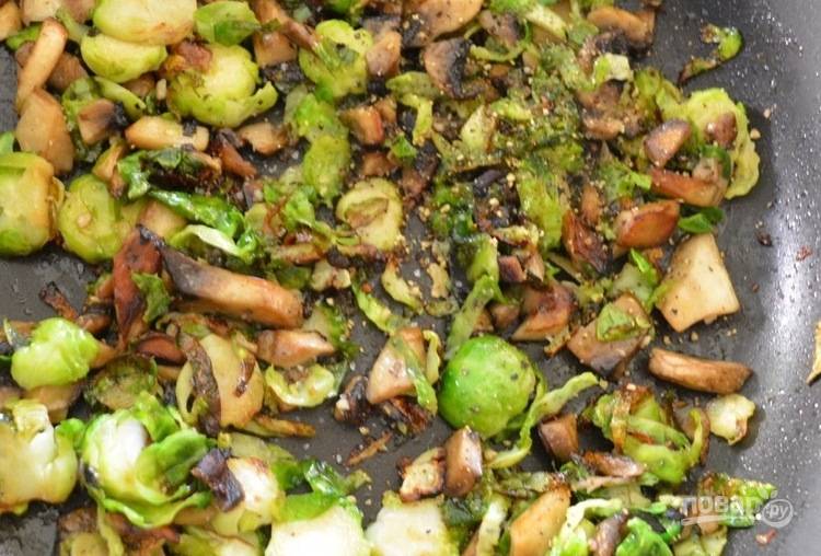 2. В сковороде на растительном масле обжарьте нарезанные грибы и брюссельскую капусту.  Приправьте смесь чесноком, солью и перцем. Готовьте на среднем огне до мягкости грибов.