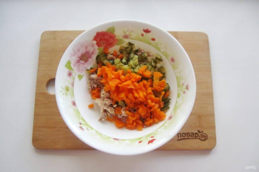 Морковь сварите, охладите, очистите и нарежьте небольшими кубиками. Добавьте в салат.