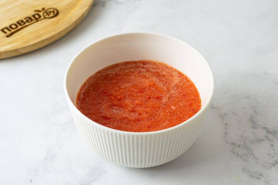 Измельчите в блендере помидоры, сладкий и острый перец, чеснок.