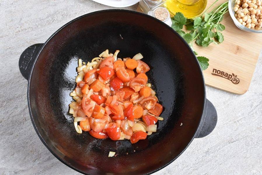 Добавьте нарезанные крупными дольками помидоры и жарьте еще минуты 3-4. Выложите овощи на тарелку.