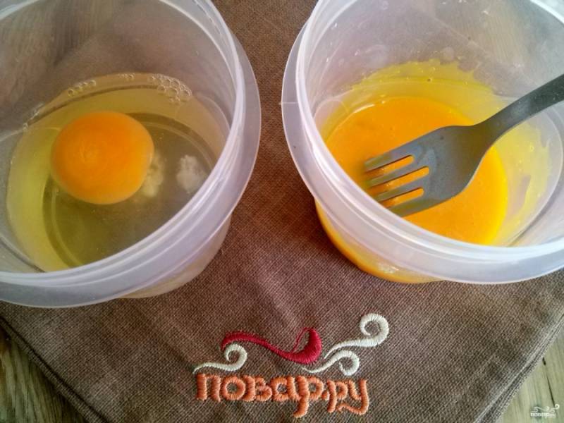 Возьмите 3 яйца. Для крема нам понадобится 2 желтка. Белки  и 1 яйцо оставьте для панировки, поставьте их в холодильник.