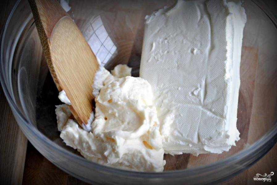Сливочный сыр и майонез разминаем. Можно при помощи блендера, но на низкой скорости.