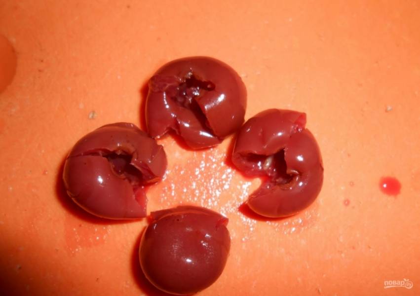 6.	Достаю консервированные вишни из банки, удаляю из них косточки, нарезаю вишни кусочками.