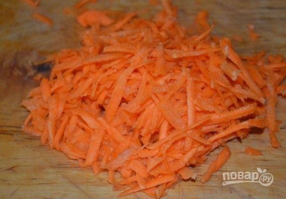 4. Очистите и натрите на терке морковь. 