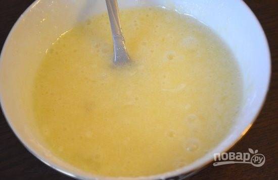 1. Первым делом нужно взбить яйца с сахаром и крахмалом.