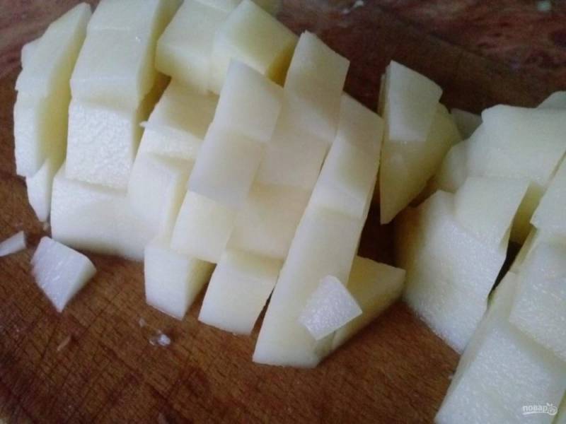 5. Нарезаем картофель тоже кубиками небольшого размера.
