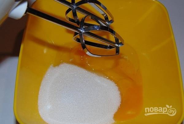 1. Первым делом нужно включить духовку. В глубокую мисочку вбейте яйца, добавьте сахар и соль а ванильный сахар (для аромата), начните взбивать миксером или венчиком. 