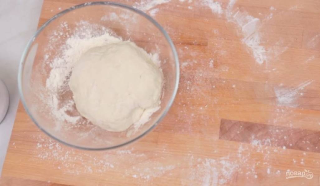 1. Для начала приготовьте тесто: смешайте просеянную муку, соль и разрыхлитель с кефиром и замесите тугое тесто. Оставьте его на полчаса, накрыв полотенцем. 