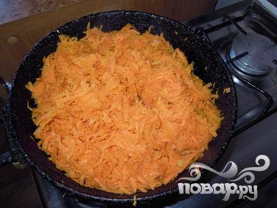 На сковороде жарить до золотистого цвета мелко нарезанный лук и тёртую на крупной терке морковь.