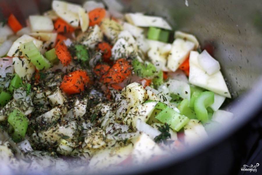 В кастрюлю налейте оливковое масло, обжарьте на нем овощи, добавьте приправы и специи по вкусу. Затем влейте бульон, дайте закипеть и добавьте рис. 
