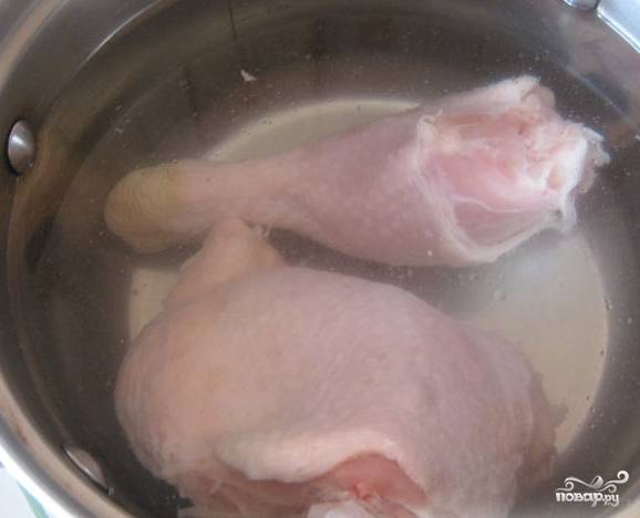 1.	Вымойте курицу под проточной водой. Возьмите кастрюлю, налейте в нее воду, положите мясо. Поставьте кастрюлю на плиту, варите бульон. По мере закипания собирайте пену. Посолите по вкусу, убавьте огонь до медленного.