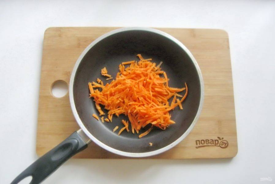 Морковь очистите, помойте и натрите на терке. Выложите в сковороду.