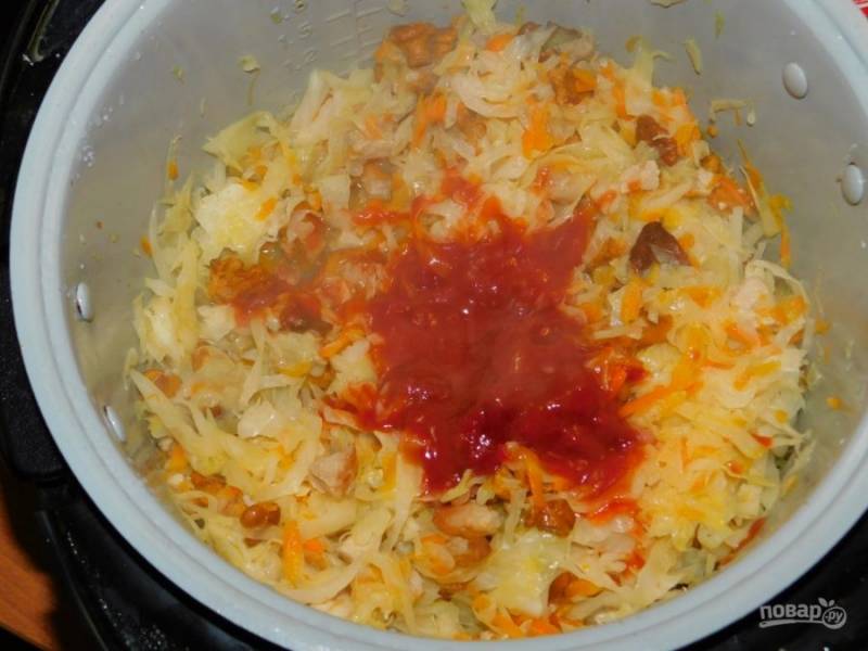Минут через 30 от начала тушения добавьте томатную пасу, соль и специи. Можно это все добавлять и сразу, но будет не удобно перемешивать, так как капуста будет до верха. А за 30 минут тушения капуста уменьшится в объеме и все отлично перемешается.