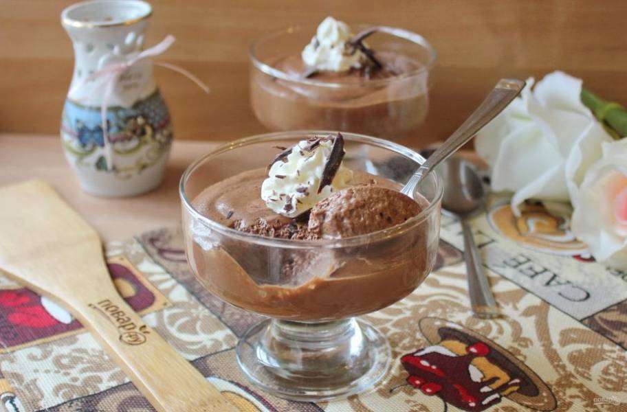 Замечательный французский шоколадный мусс подавайте на десерт.