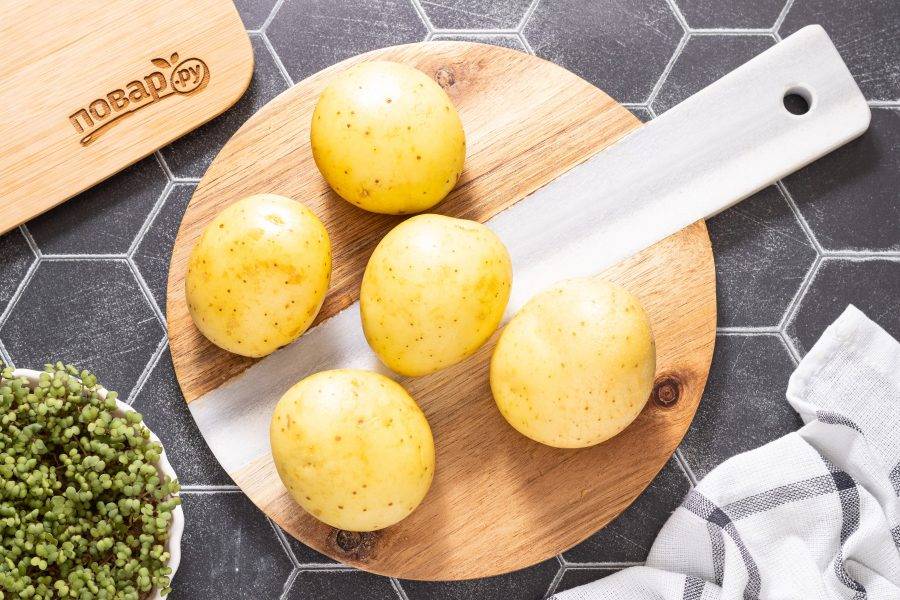 Картофель тщательно помойте. Кожуру можно потерь жесткой губкой или щеточкой.