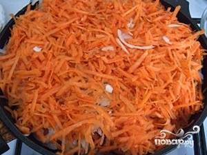 Затем также равномерно выкладываем морковь.