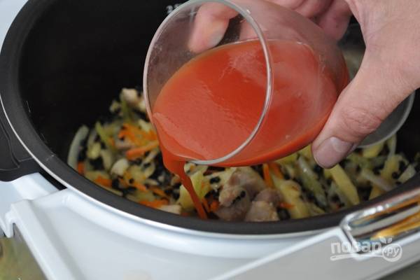 8. Добавьте томатный соус (можно пасту развести с водой). Всыпьте соль и специи по вкусу. Влейте воду и включите режим "Суп". 