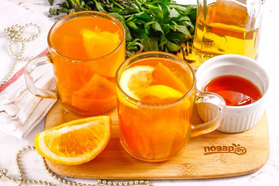 Разлейте теплый апельсиновый пунш в стаканы или чашки, подайте к столу.