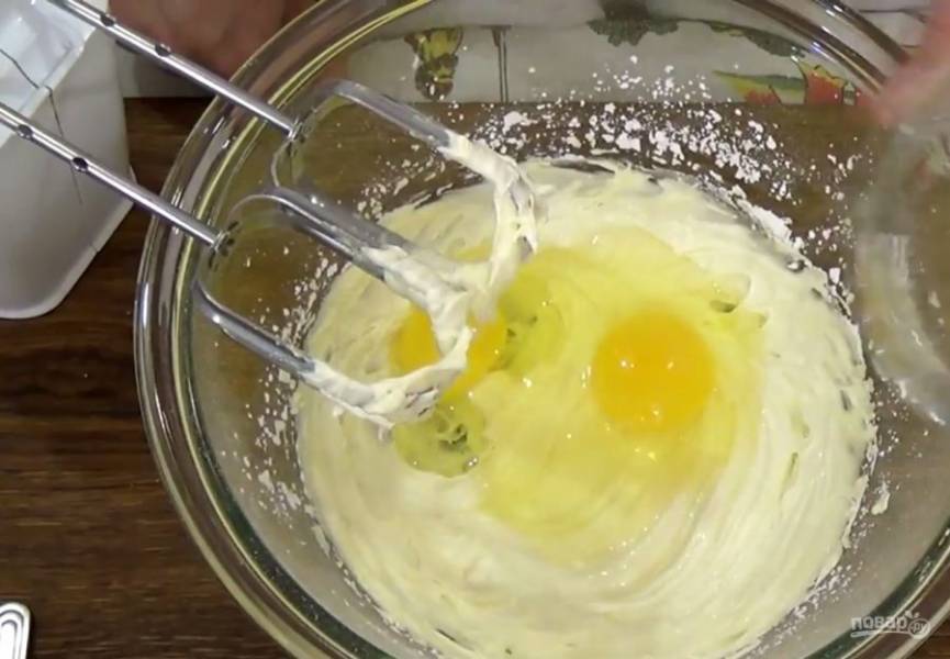 3. Мягкое сливочное масло взбейте миксером в течение минуты с сахарной пудрой. Добавьте яйца и продолжайте взбивать. Добавьте лимонную цедру, манку и хорошо смешайте. 