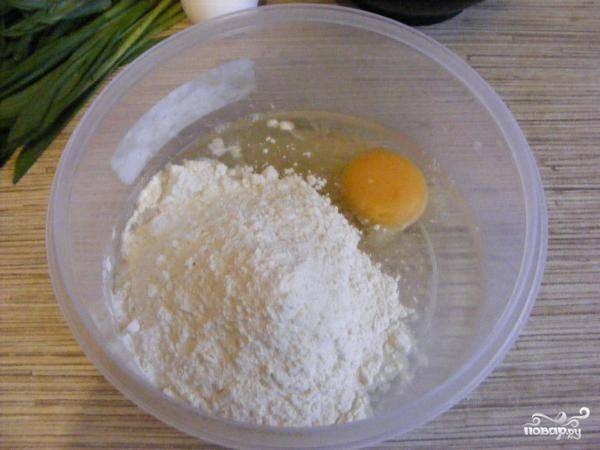 2. Для приготовления тесто в глубокую мисочку просейте муку с солью. Вбейте яйцо, перемешайте и постепенно вливайте холодную чистую воду. Тесто должно быть довольно крутым. 
