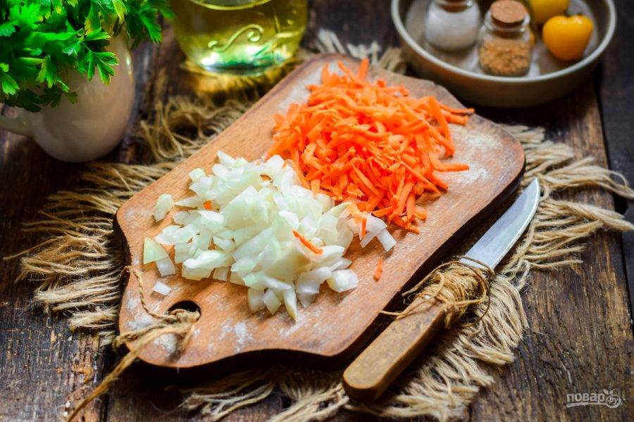 Очистите морковь и лук, овощи сполосните, просушите. Нарежьте лук небольшими кубиками, морковь натрите на терке.