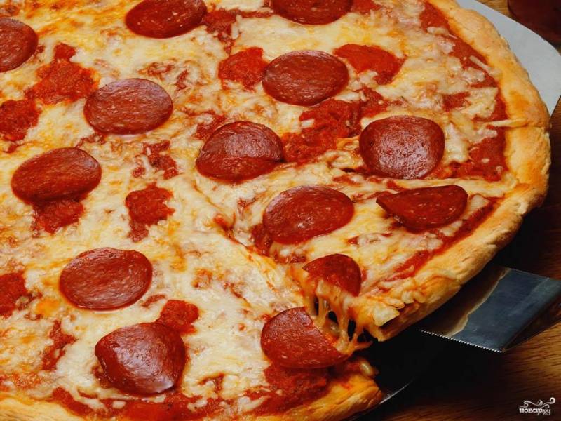 Рецепт вкусной пиццы с колбасой и сыром в духовке с домашним соусом и тестом - the Вкусно