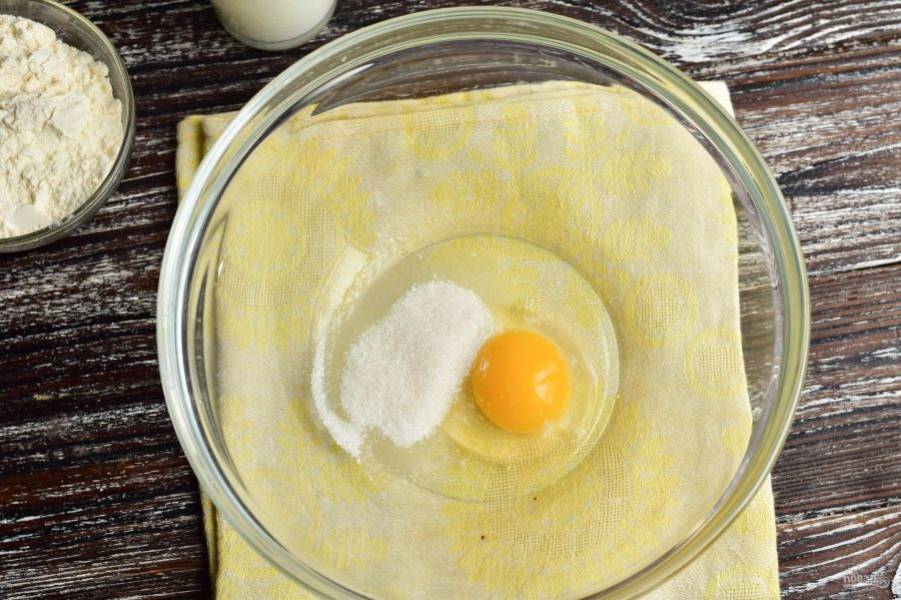 В миску вбейте яйцо, добавьте к нему соль и сахар.