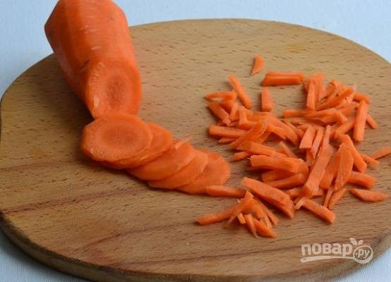 Очищенную морковь измельчаем так же, как картофель. Либо нарезаем, либо натираем на терке.