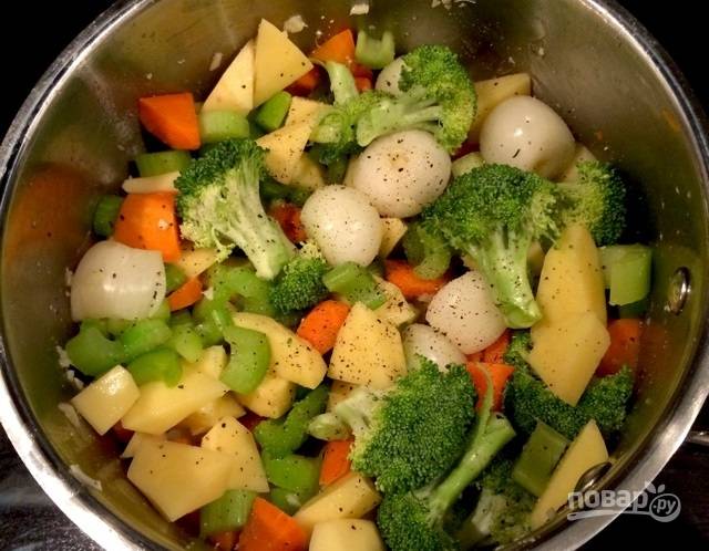 7.	Периодически помешивайте овощи и готовьте еще пару минут.