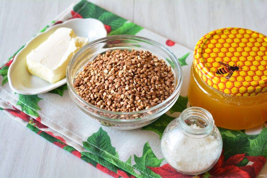 Подготовьте ингредиенты для гречневой каши с медом.