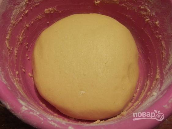 Замешиваем тесто, делаем из него шар и отправляем на минут 20-30 в холодильник.