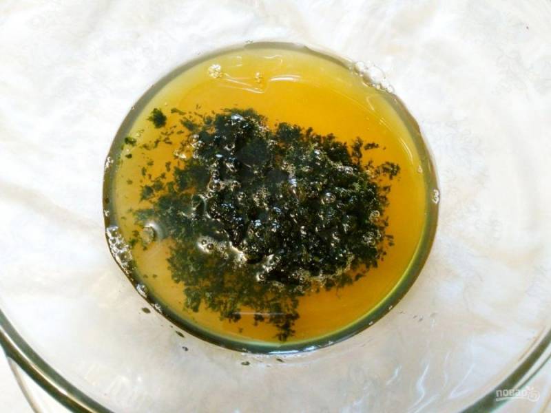 В глубокой миске соедините мятный сироп, измельчённые мятные листья и подсолнечное масло.