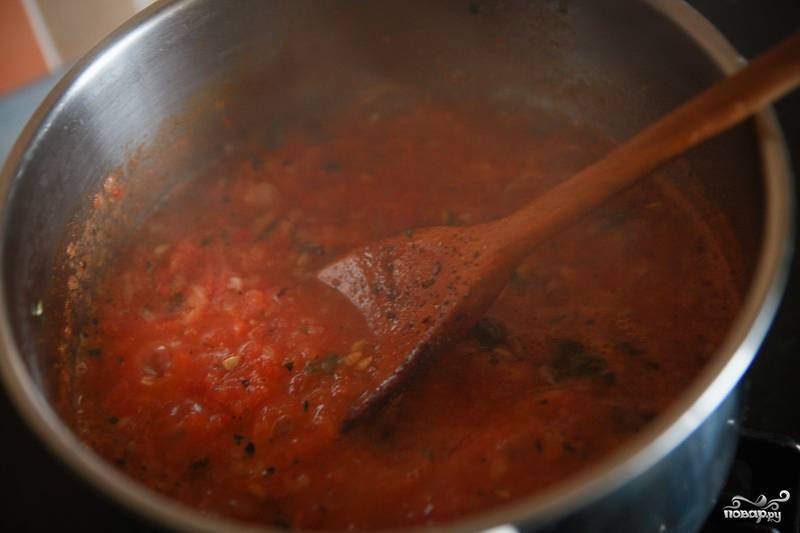 Добавьте тертые помидоры, специи (паприку, соль, перец, орегано) и тушите, пока влага лишняя не уйдет.