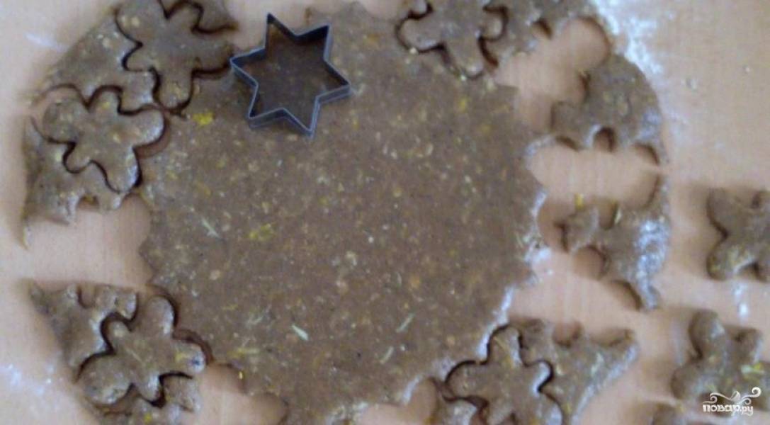 Раскатайте тесто и вырежьте из него с помощью формочек фигурное печенье.