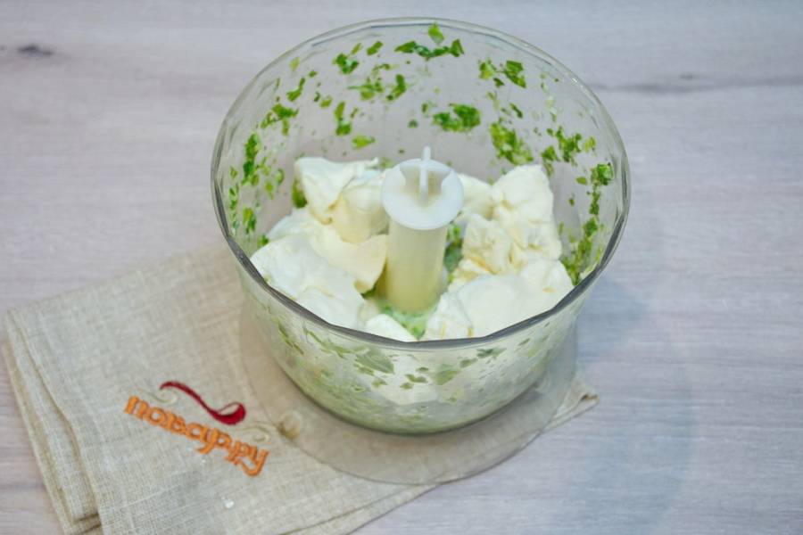 Кусочками нарежьте плавленый сыр. Поместите его в блендер.