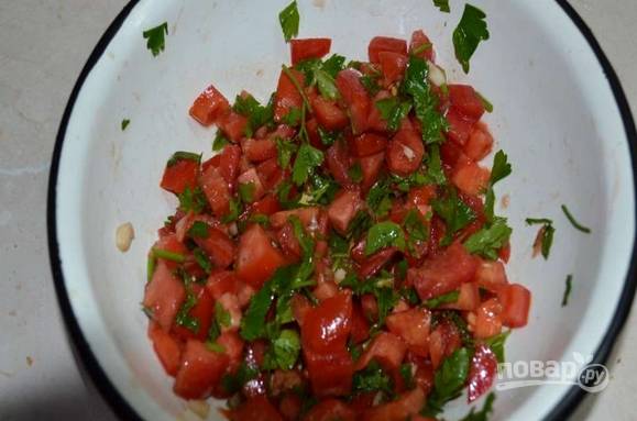 5. В качестве "соуса" предлагаю салатик из мелко нарезанных помидоров с чесноком и зеленью. Заправьте его оливковым маслом, посолите немного. 