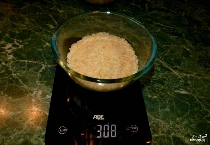 Отмеряем 300 грамм риса и промываем его под холодной водой. 