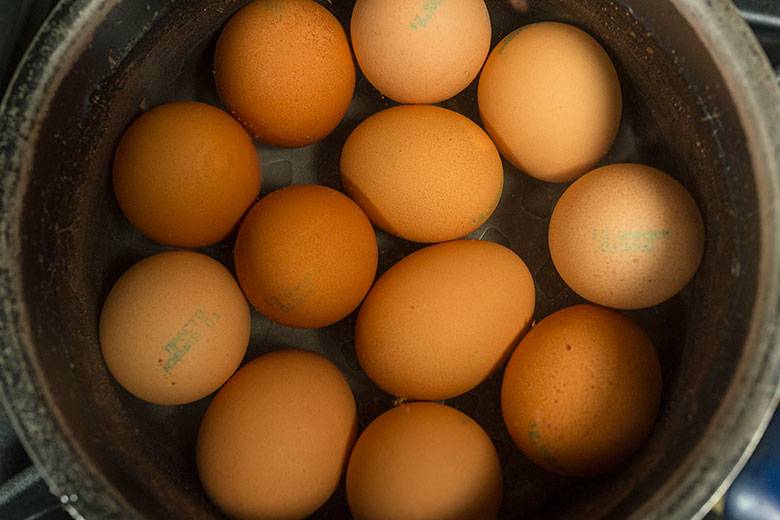 2. Тем временем можно залить яйца холодной водой и отправить их вариться. 