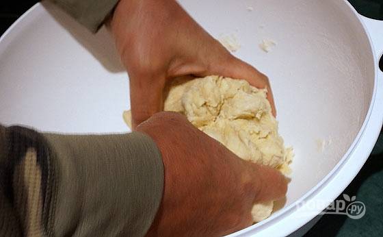 3.	Затем вымешивайте тесто руками.
