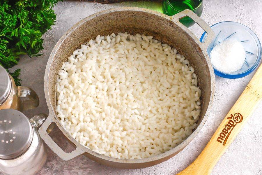 Отварите рис, промыв его перед этим в прохладной воде. Затем влейте в рис уксус и всыпьте соль, сахар. Тщательно перемешайте и оставьте его под крышкой для пропаривания на 10 минут.