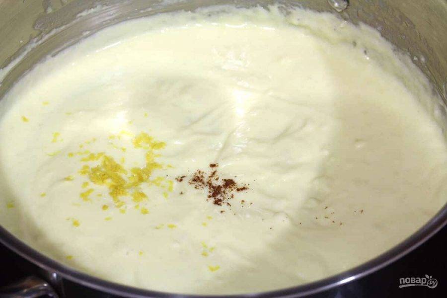 9.	Добавьте цедру, мускатный орех, соль и перец по вкусу, влейте жидкость с макарон.