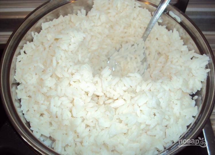 Заранее отварите рис до готовности, а яйца — вкрутую. Ингредиенты остудите. Яйца почистите и нарежьте кубиками.
